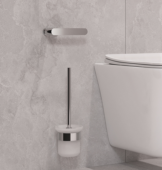 Chromowany uchwyt na papier toaletowy i szczotka WC Ferro Nostris, zamontowane na szarej, marmurowej ścianie obok białej wiszącej miski WC.