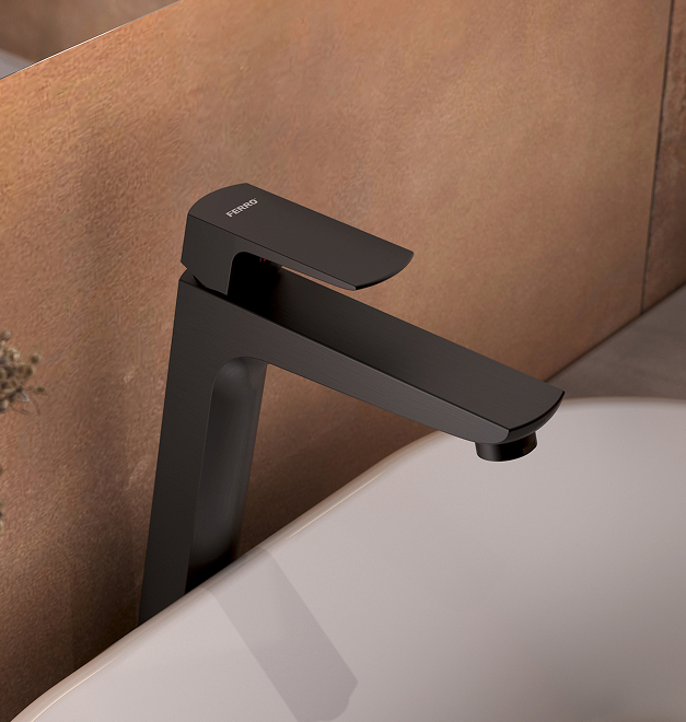 Czarna bateria łazienkowa VITTO VERDELINE zamontowana przy umywalce.