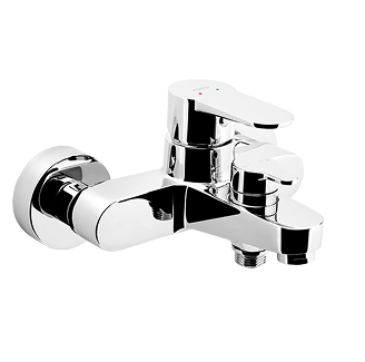 Chromowana bateria wannowa Ferro Nostris z prostym uchwytem i przełącznikiem natrysku.